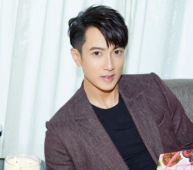 吴尊最新发型亮相,鬓发理光新风尚