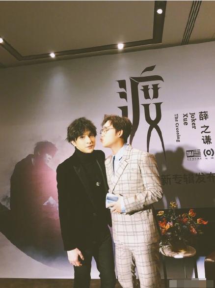 薛之谦最新专辑图,小巷音乐宝藏与独特风味小店的魅力展现