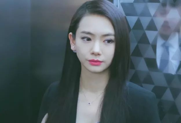 戚薇长发美照，多维展现魅力与风格