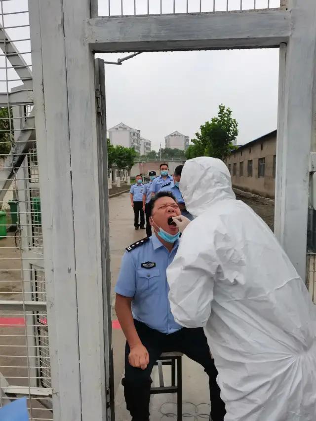 最新疫情防控措施下的温馨日常生活