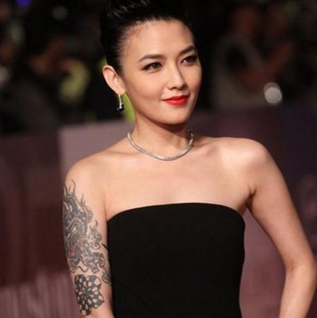 女明星纹身背后的时尚潮流与个性表达探索