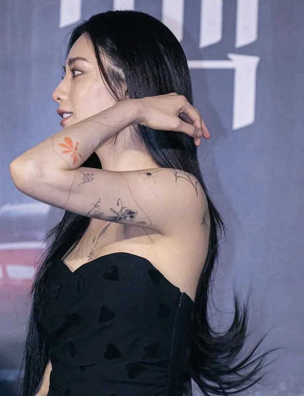 女明星纹身背后的时尚潮流与个性表达探索