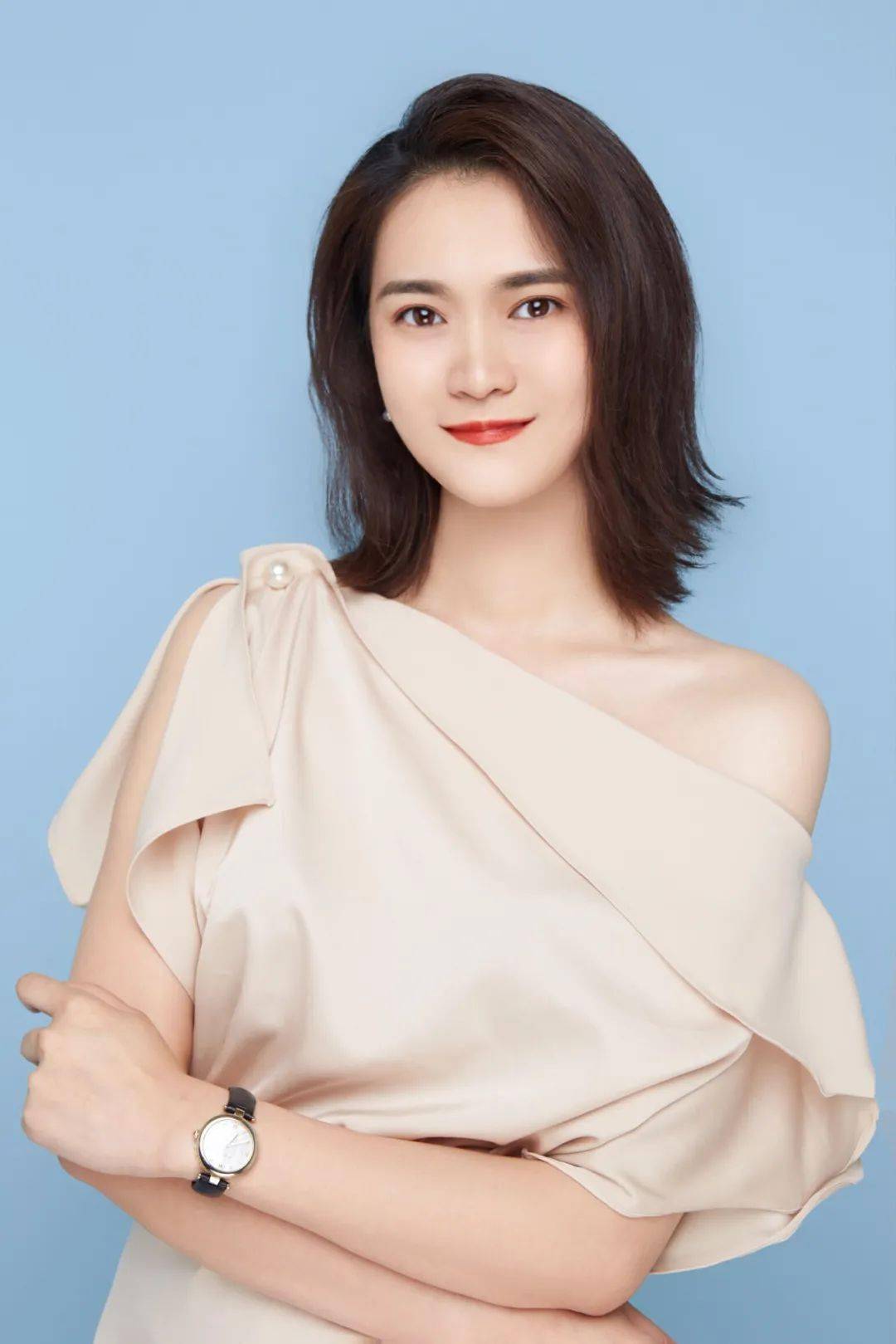 演员晨曦，舞台到荧屏的蜕变之路——自信与成就的力量
