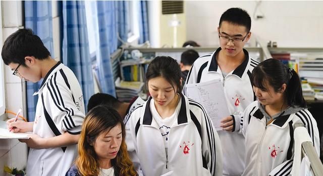 年轻女教师电影,年轻女教师电影，当代教育中的励志故事与情感交织
