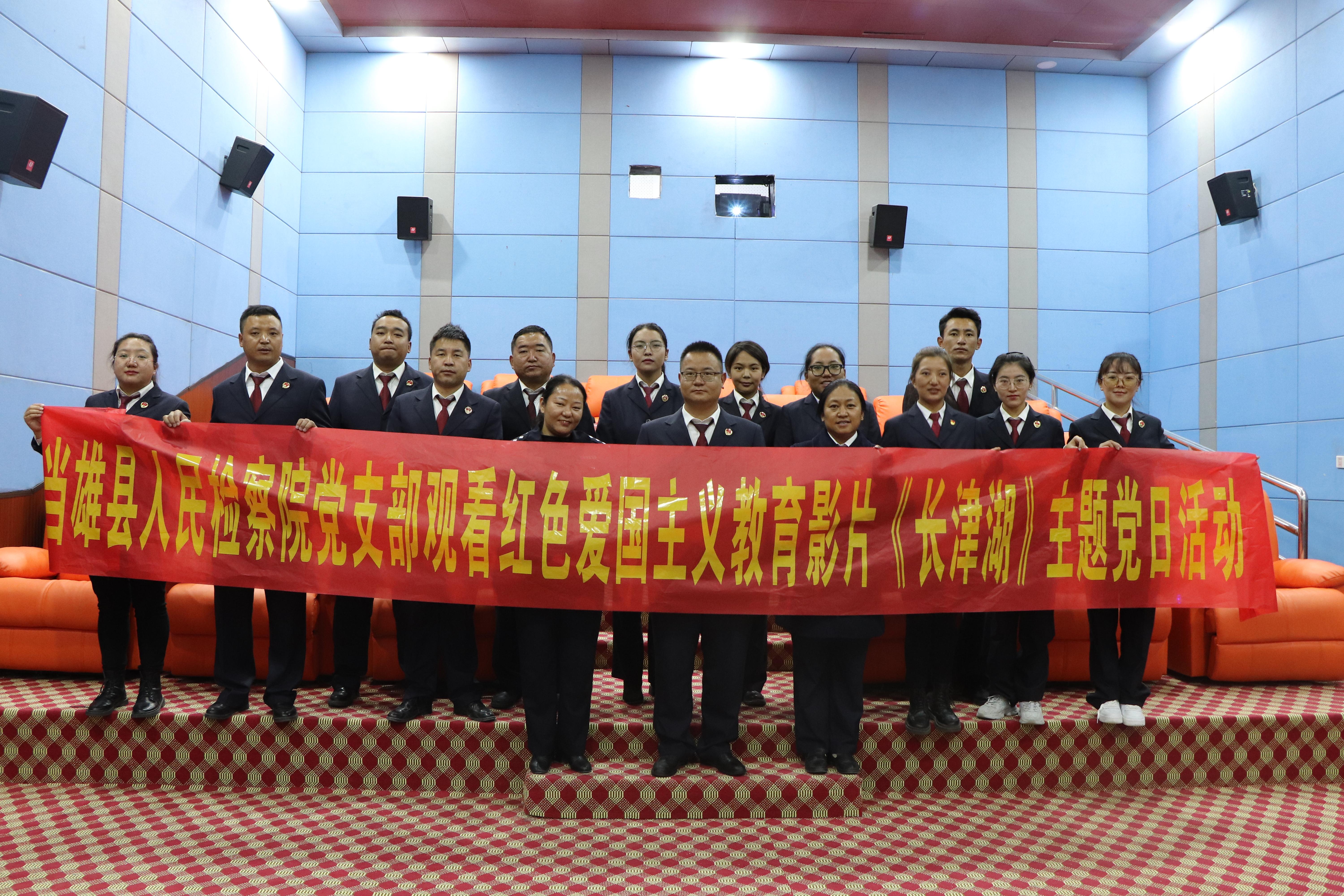 小巷中的隐秘影院，爱国主题电影的独特观影体验