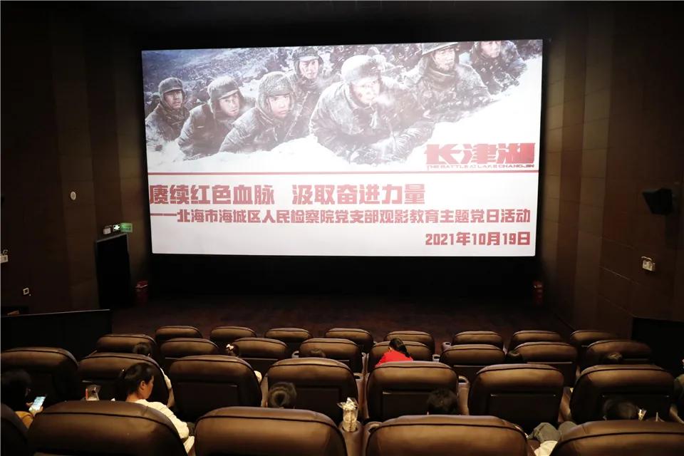小巷中的隐秘影院，爱国主题电影的独特观影体验