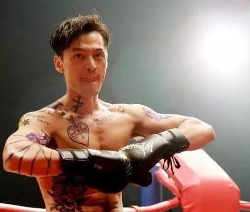 男明星纹身的鼓舞人心之旅，变化、自信与成就感的展现