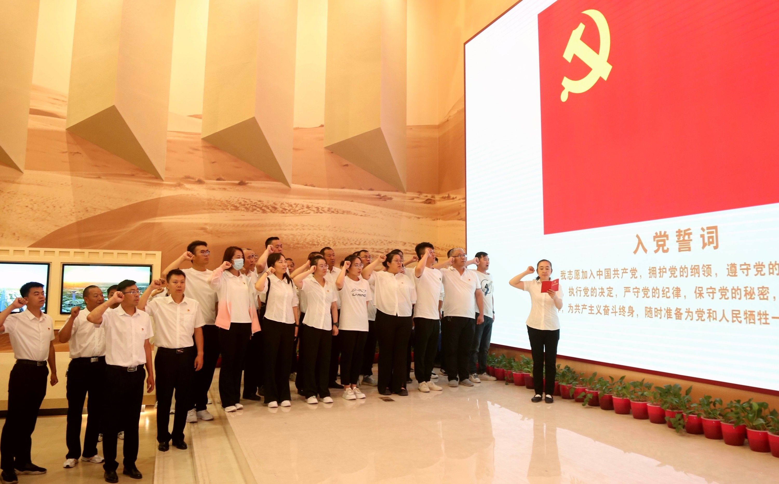 “新版入党誓词发布”,新版入党誓词发布，小城的温馨故事