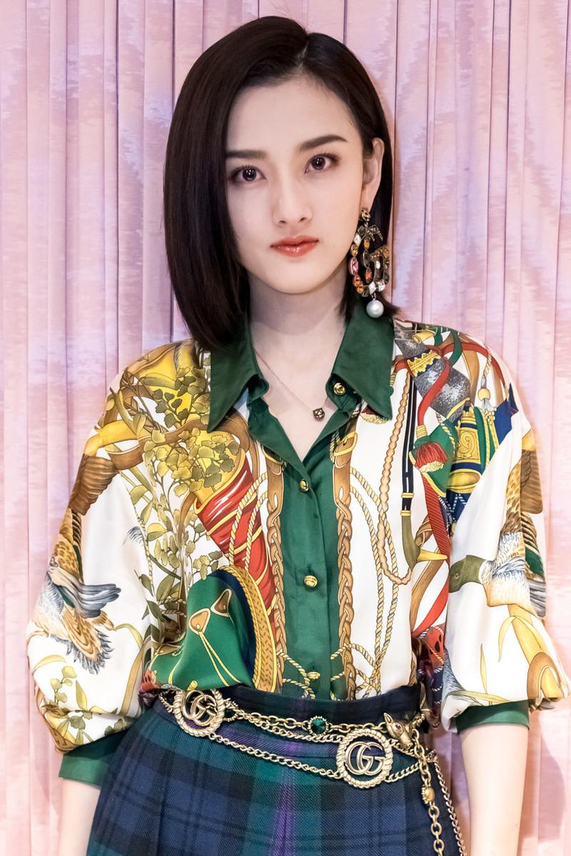 明星耳钉，时尚配饰展现魅力与风采