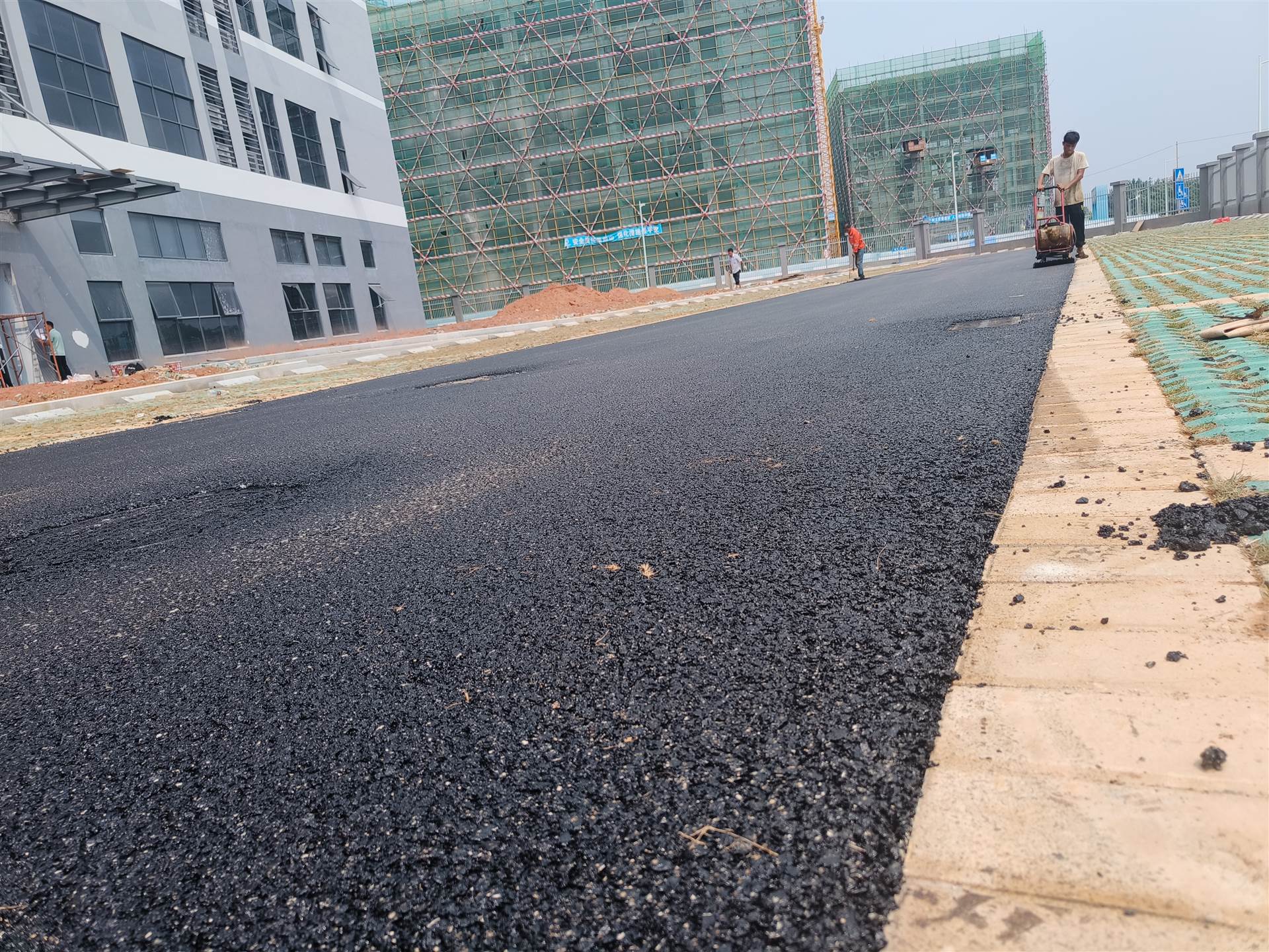 5公分沥青路面价格,沥青路上的奇遇与温情