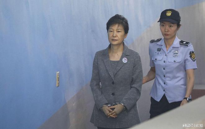 韩国女总统朴槿惠最新动态，小巷之旅的独特风味体验