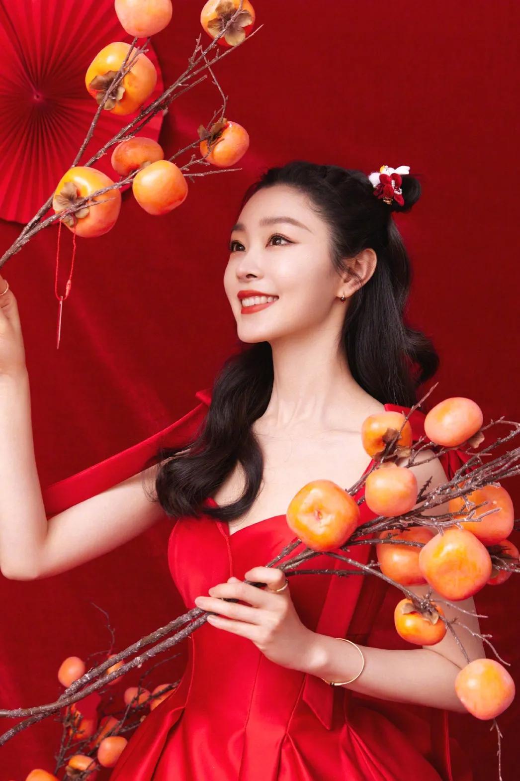 红头发明星探寻小巷隐秘乐园的秘密