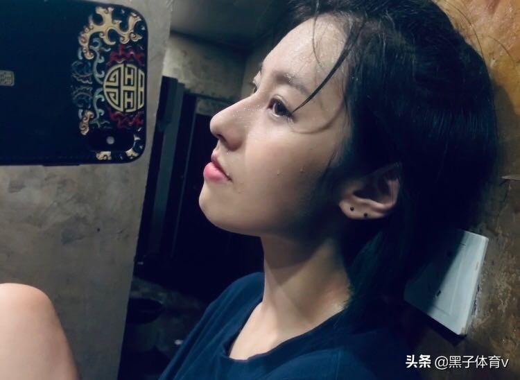 篮球情缘，软件中的陪伴与欢笑，见证比赛的激情时刻