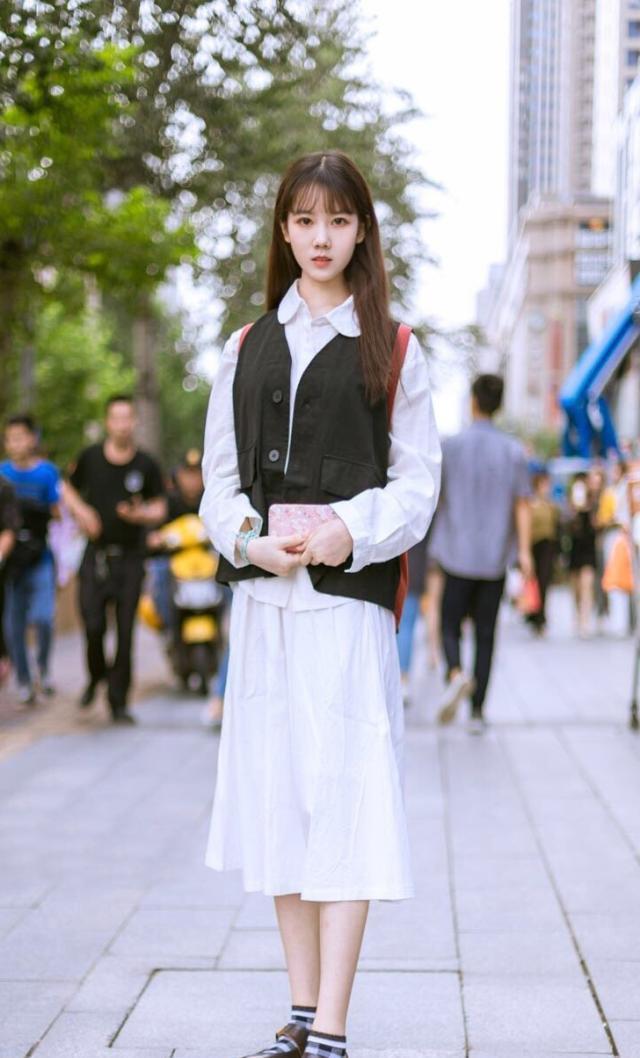 最新少女秋装搭配，时尚青春完美融合风采展现