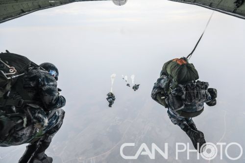 中国空降兵最新装备全景展示，尖端装备一览无遗