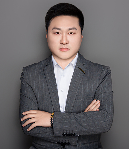 周哥，时代浪潮中的璀璨之星
