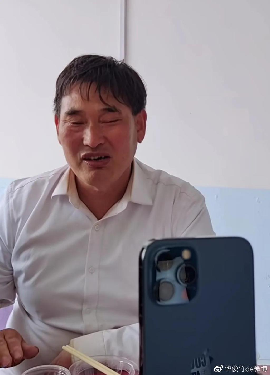 大衣哥最新动态，变化中的励志典范，自信成就展现新风采