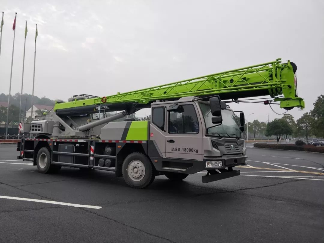 中联吊车25吨最新款深度解析与观点阐述，性能特点与技术亮点揭秘