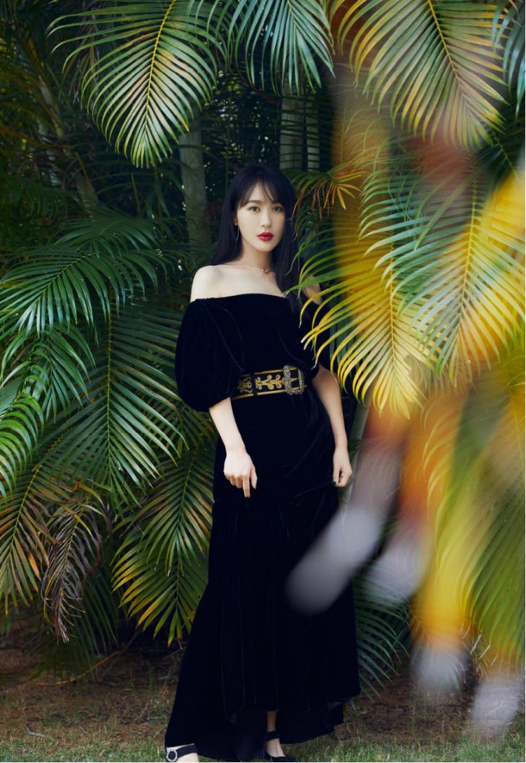 李菲儿最新发型图片，小巷深处的时尚魅力揭秘